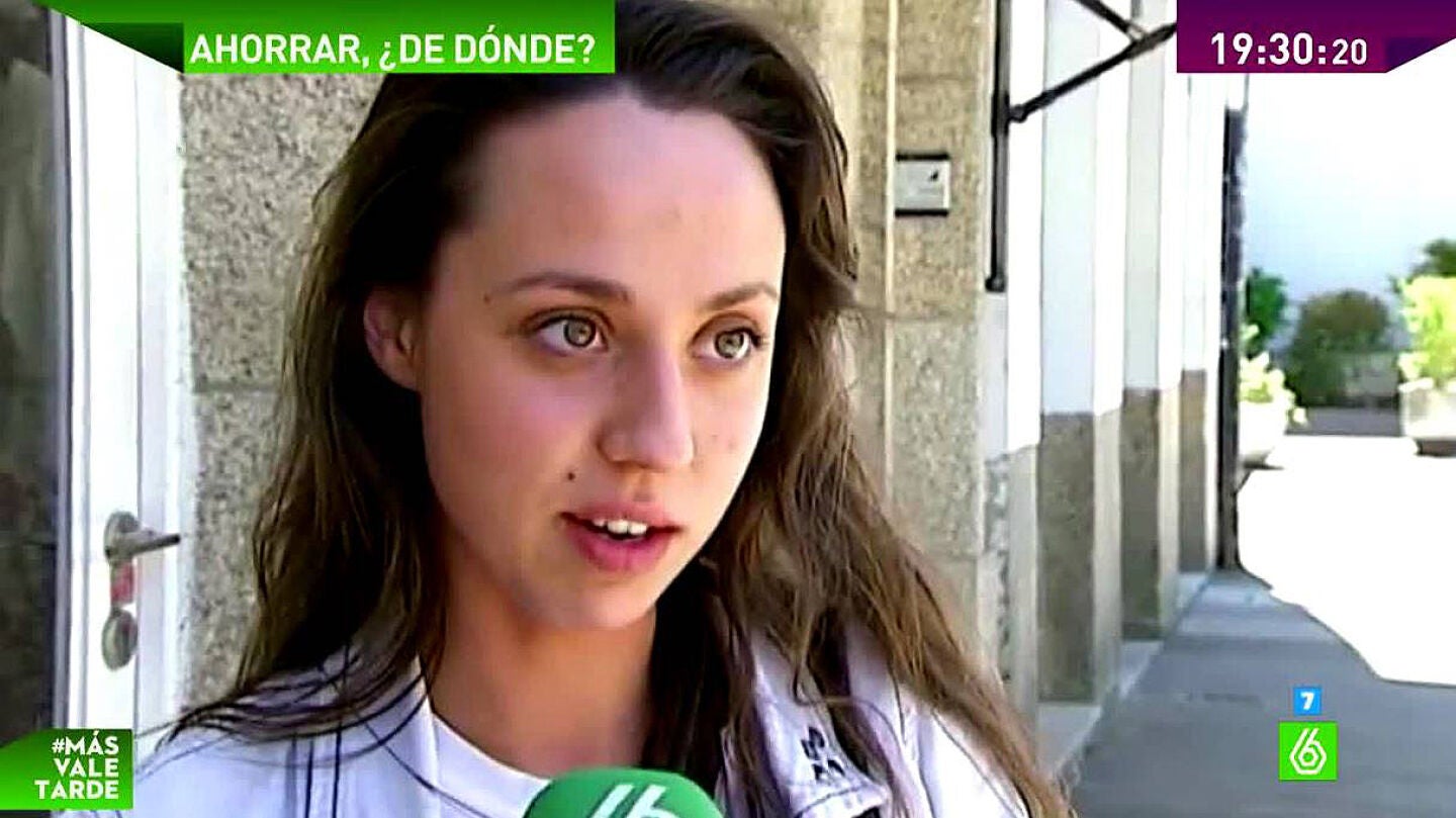 Una joven habla sobre el ahorro
