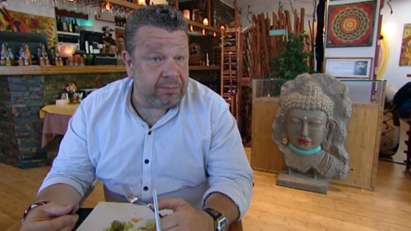 Alberto Chicote prueba las croquetas del Yatiri
