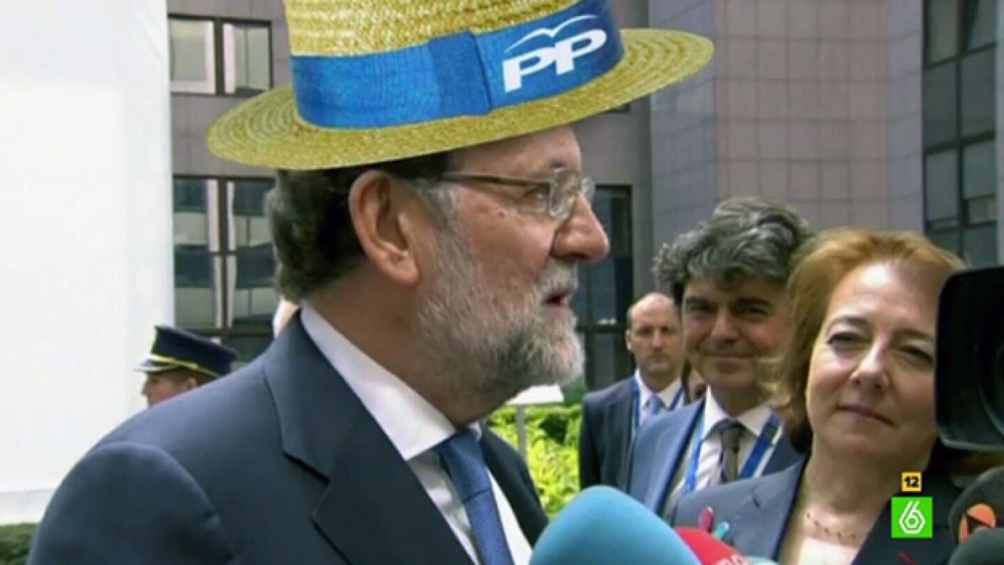 Mariano Rajoy, con el gorro de presidente del PP
