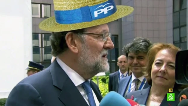 Mariano Rajoy, con el gorro de presidente del PP