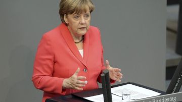 La canciller alemana, Angela Merkel, dando un discurso sobre Grecia.