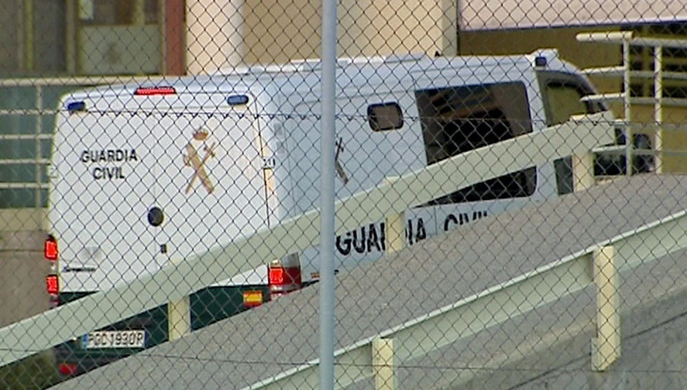 Furgón de la Guardia Civil a la prisión de Soto del Rea