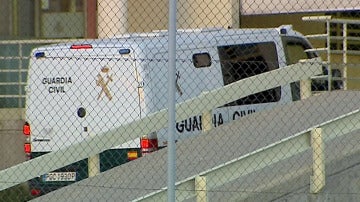 Furgón de la Guardia Civil a la prisión de Soto del Rea