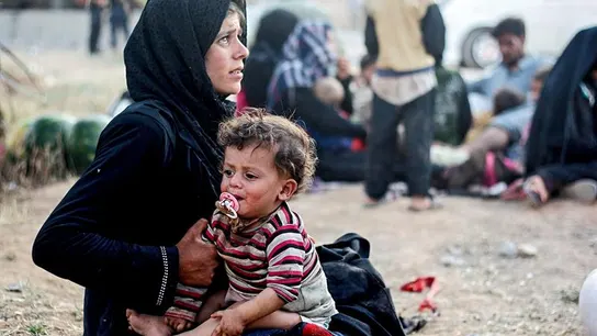Una familia de refugiados sirios cerca a la frontera entre Siria y Turquía. Una familia de refugiados sirios cerca a la frontera entre Siria y Turquía.
