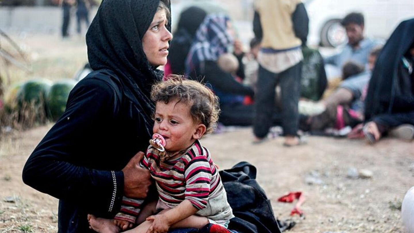 Una familia de refugiados sirios cerca a la frontera entre Siria y Turqu&iacute;a.