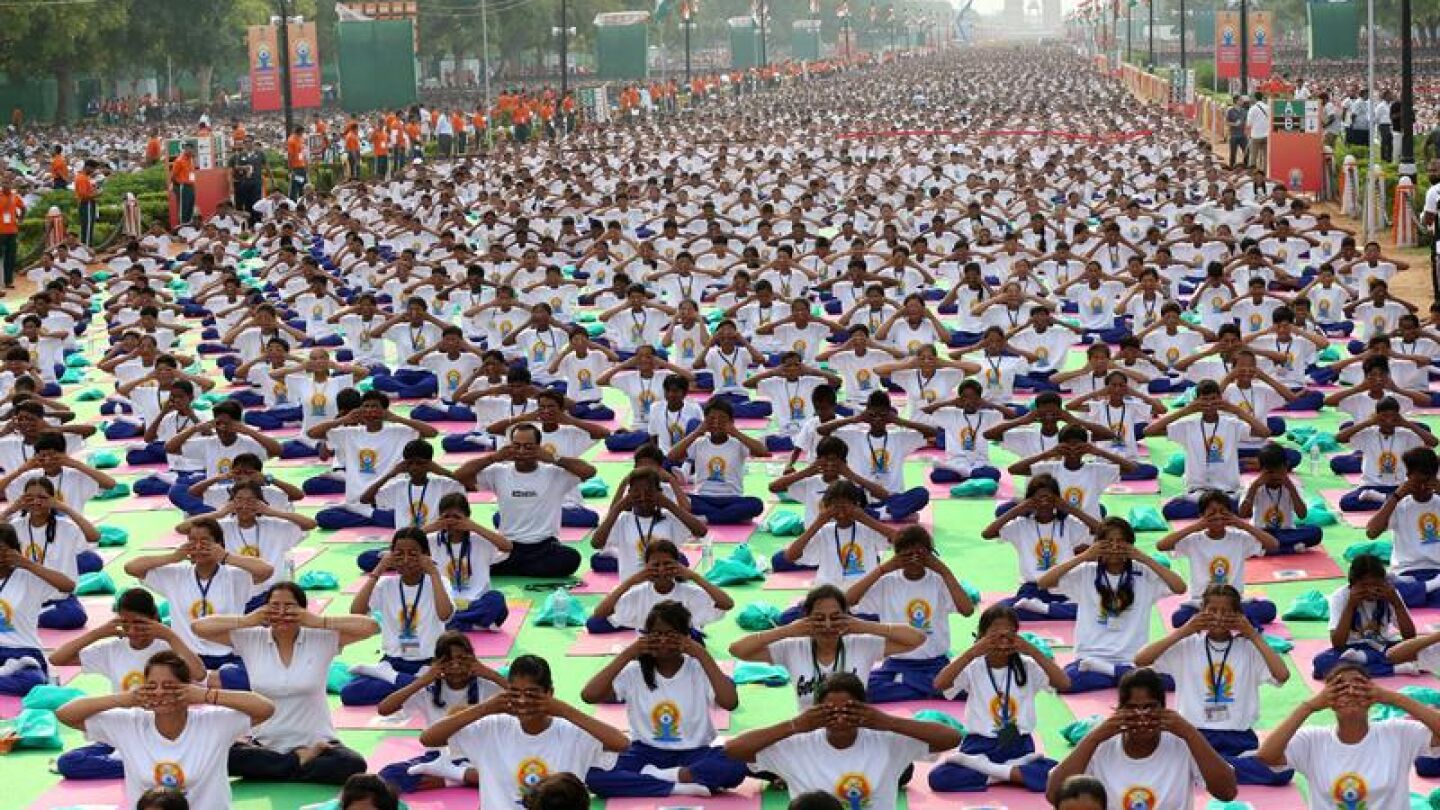 Miles de yoguis celebran un masivo primer d&iacute;a mundial del yoga en la India
