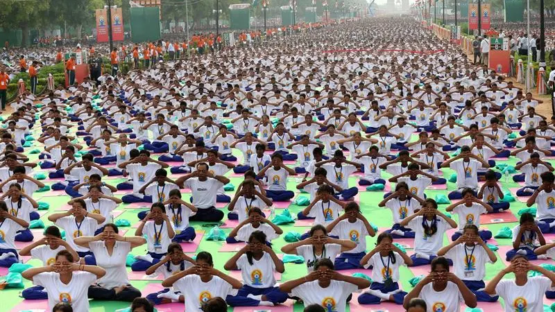 Miles de yoguis celebran un masivo primer día mundial del yoga en la India