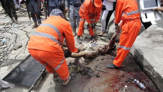 Miembros de las fuerzas de seguridad afganas y equipos de rescate trasladan el cuerpo sin vida de uno de los talibanes Miembros de las fuerzas de seguridad afganas y equipos de rescate trasladan el cuerpo sin vida de uno de los talibanes