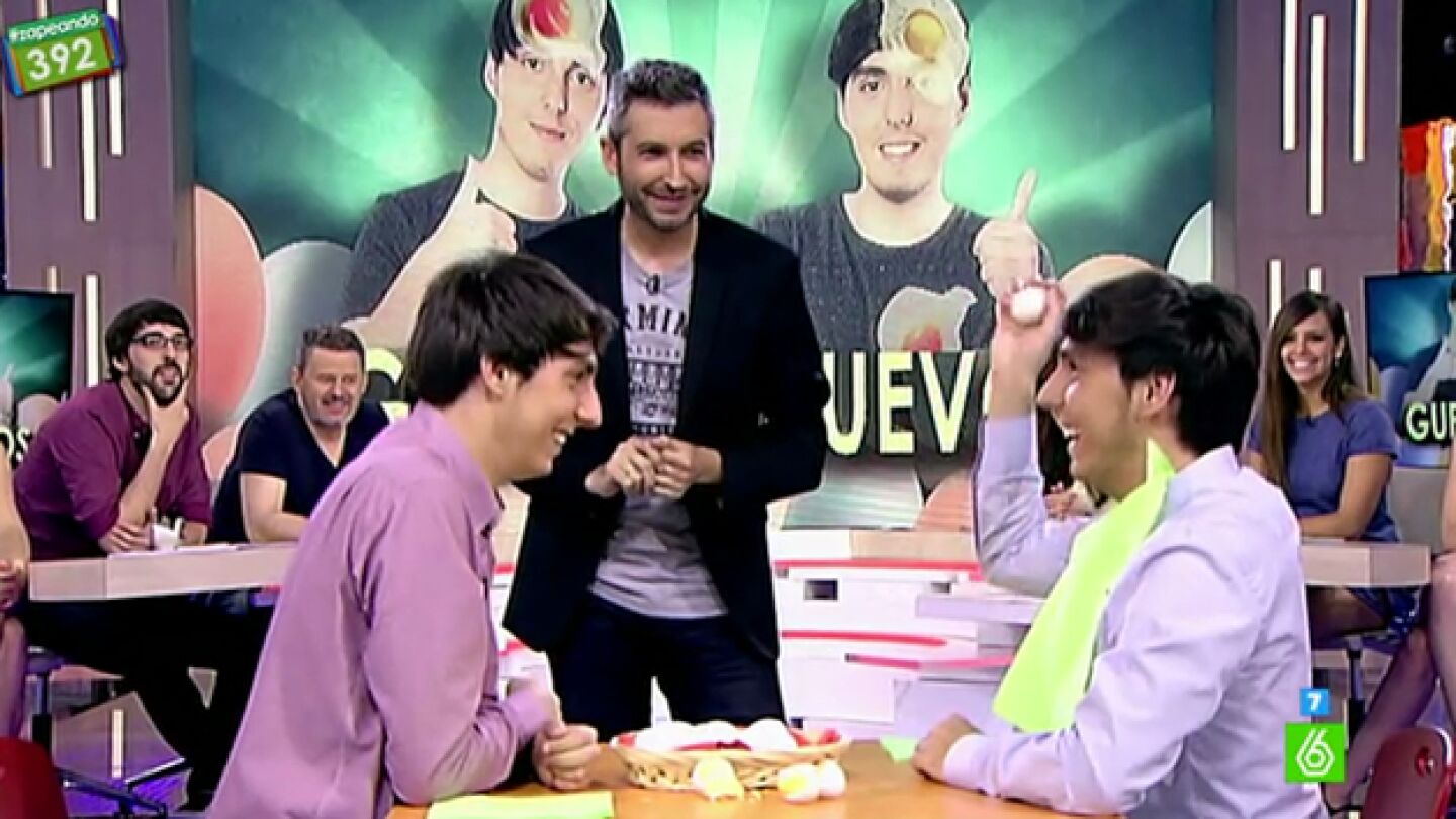 Jos&eacute; Luis y Manuel juegan a la guerra de los huevos