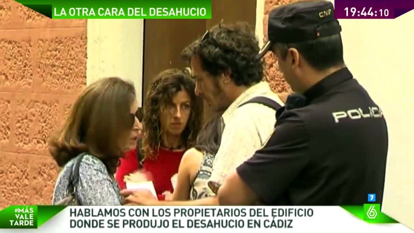 Jos&eacute; Mar&iacute;a Gonz&aacute;lez intenta parar un desahucio
