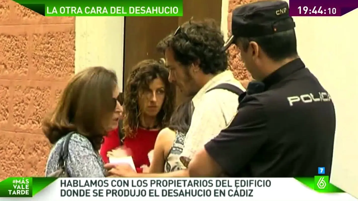 José María González intenta parar un desahucio José María González intenta parar un desahucio