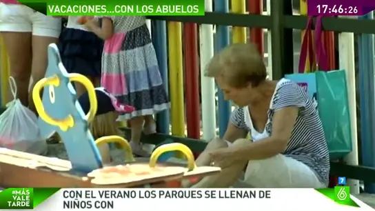 Una abuela juega con su nieta Una abuela juega con su nieta