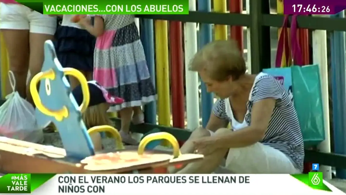 Una abuela juega con su nieta Una abuela juega con su nieta