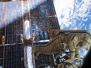 El astronauta Sergei Volkov en una misión extravehicular El astronauta Sergei Volkov en una misión extravehicular