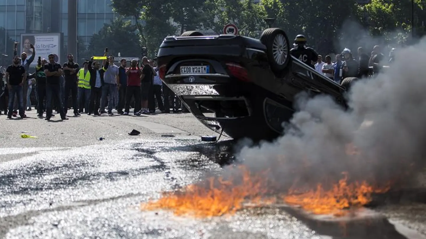 Tensa jornada en Francia por la huelga de taxistas contra Uber Tensa jornada en Francia por la huelga de taxistas contra Uber