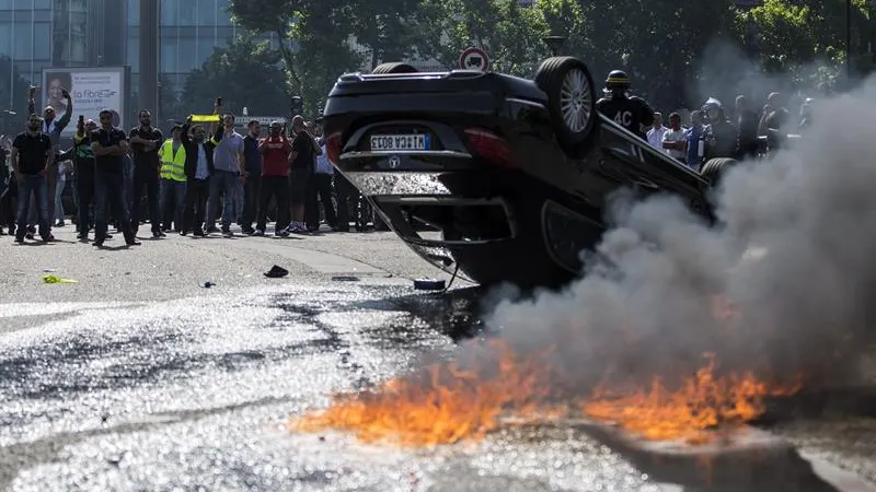 Tensa jornada en Francia por la huelga de taxistas contra Uber