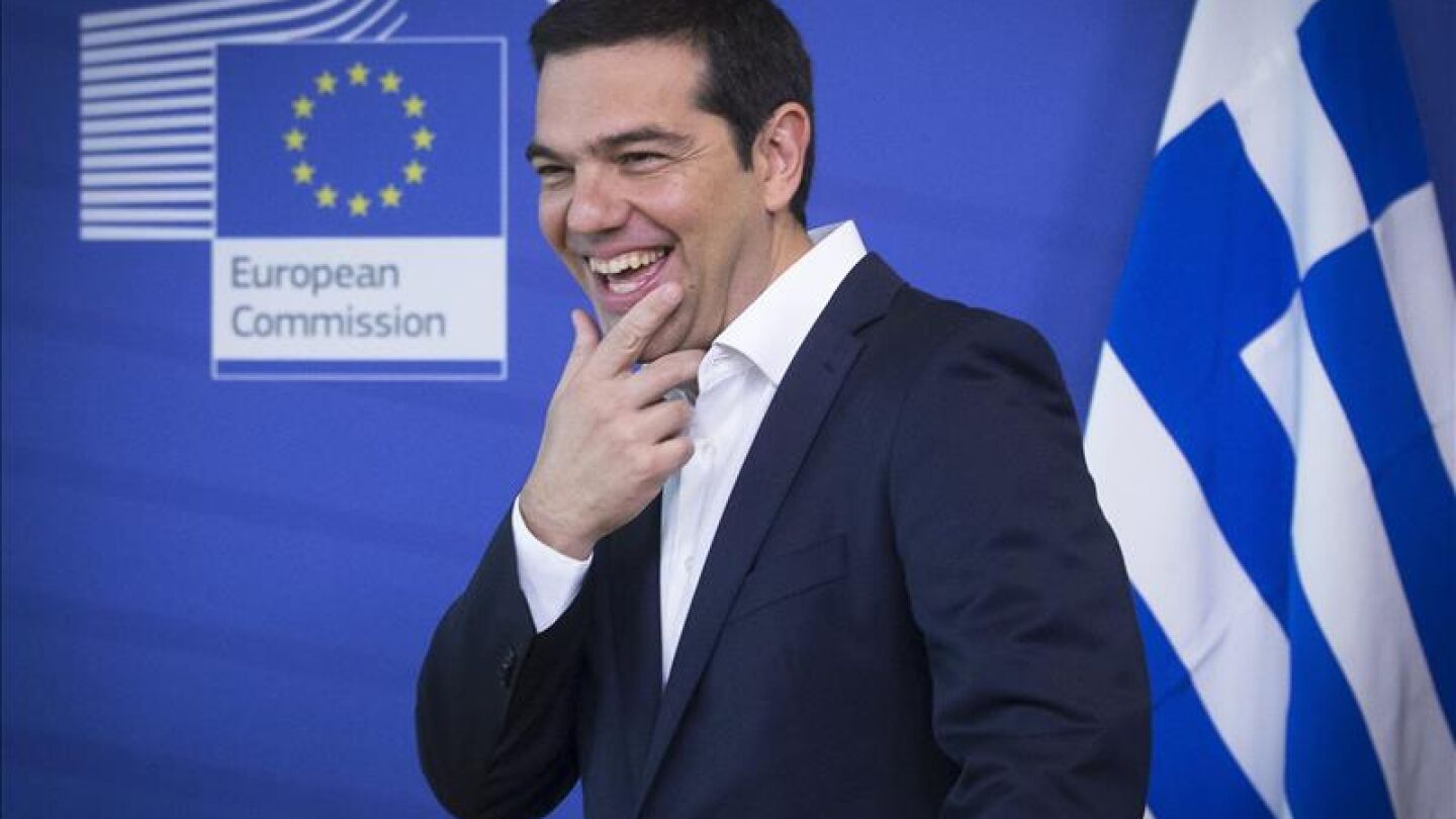 Alexis Tsipras, sonr&iacute;e mientras es recibido por Jean-Claude Juncker.