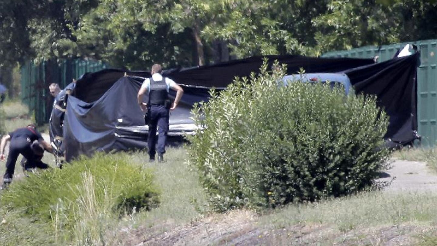 La Polic&iacute;a rodea el lugar del atentado de ISIS en Francia
