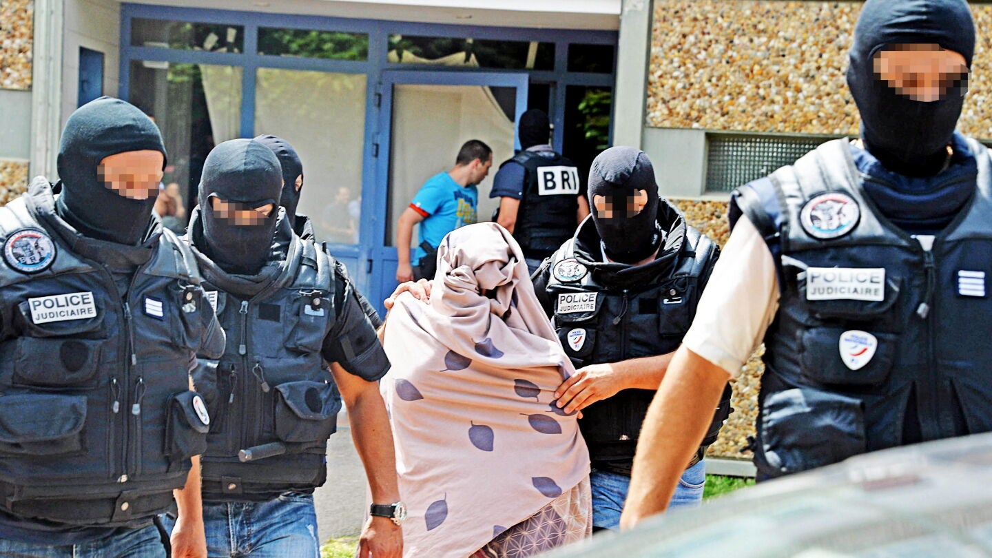  La polic&iacute;a escolta a una mujer en conexi&oacute;n con , Yasin Salhi, sospechoso del atentado terrorista en Francia