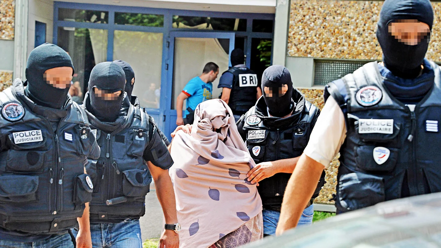 La policía escolta a una mujer en conexión con , Yasin Salhi, sospechoso del atentado terrorista en Francia La policía escolta a una mujer en conexión con , Yasin Salhi, sospechoso del atentado terrorista en Francia