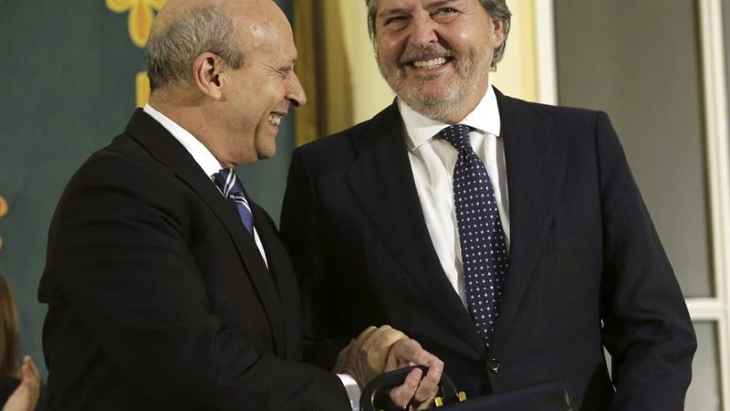 &Iacute;&ntilde;igo M&eacute;ndez de Vigo recibe la cartera de Educaci&oacute;n de manos de Jos&eacute; Ignacio Wert
