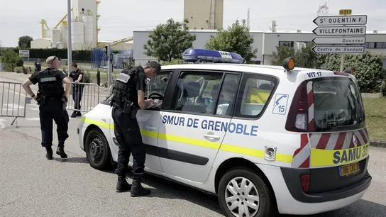 Policías franceses vigilan los alrededores de la fábrica Policías franceses vigilan los alrededores de la fábrica