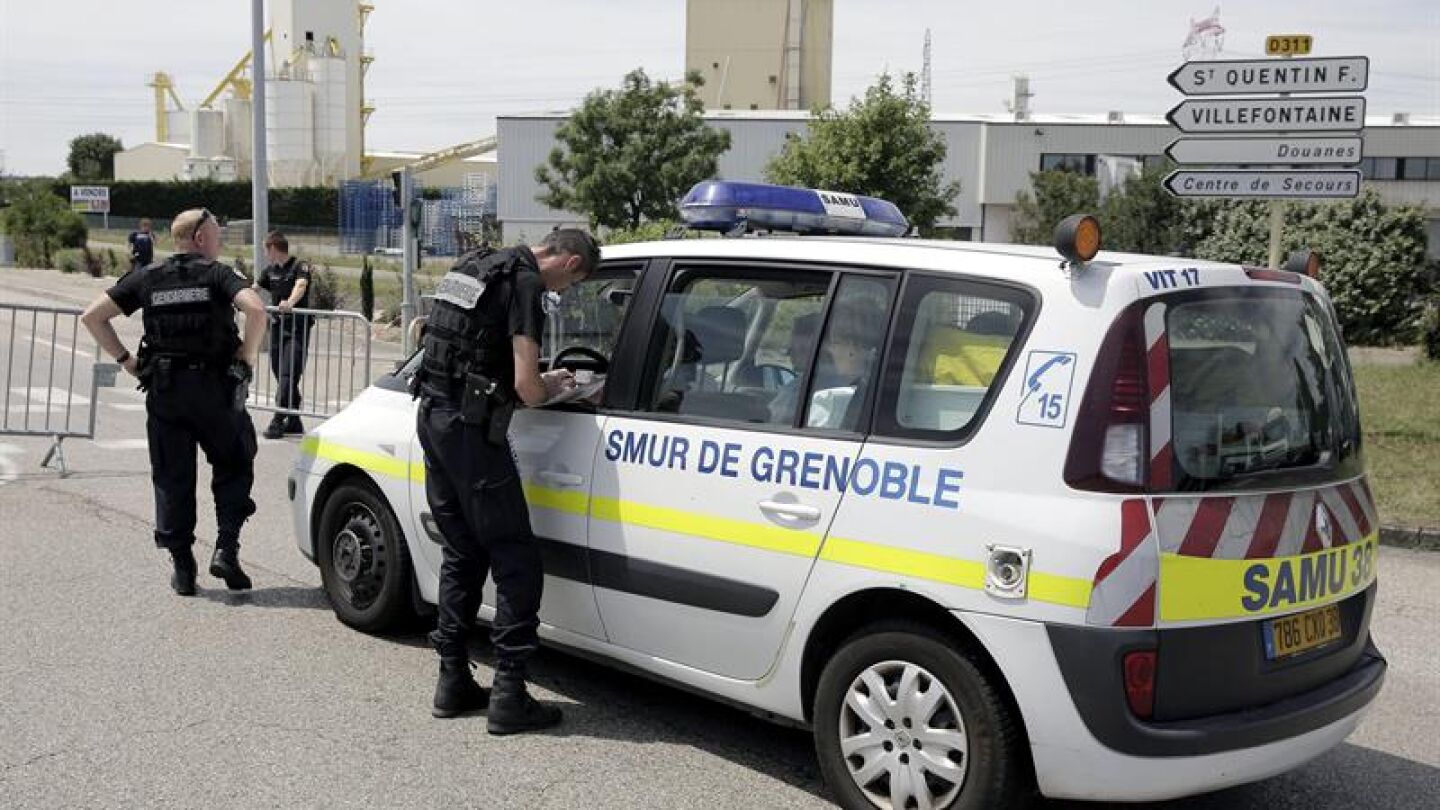 Polic&iacute;as franceses vigilan los alrededores de la f&aacute;brica