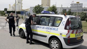 Policías franceses vigilan los alrededores de la fábrica