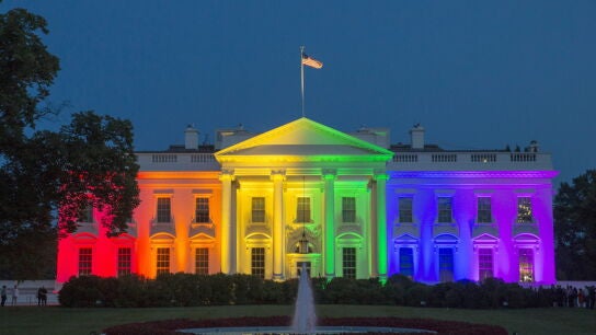 La Casa Blanca iluminada con el arco iris