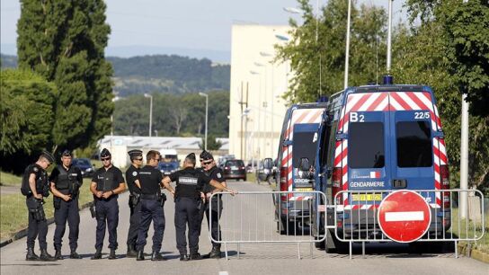 La polic&iacute;a cient&iacute;fica investiga contin&uacute;a investigando el lugar del atentado terrorista 