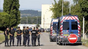 La policía científica investiga continúa investigando el lugar del atentado terrorista 