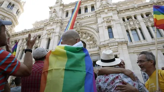 la bandera gay desplegada en el Palacio de Cibeles. la bandera gay desplegada en el Palacio de Cibeles.