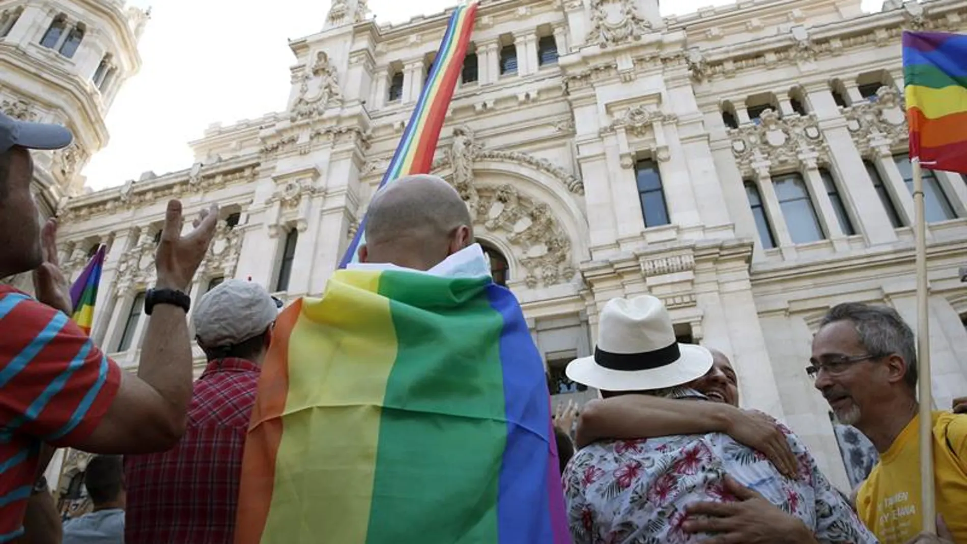 la bandera gay desplegada en el Palacio de Cibeles.