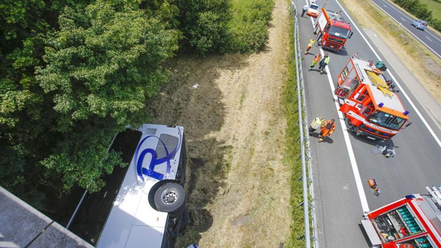 Bomberos trabajando en la zona del accidente.