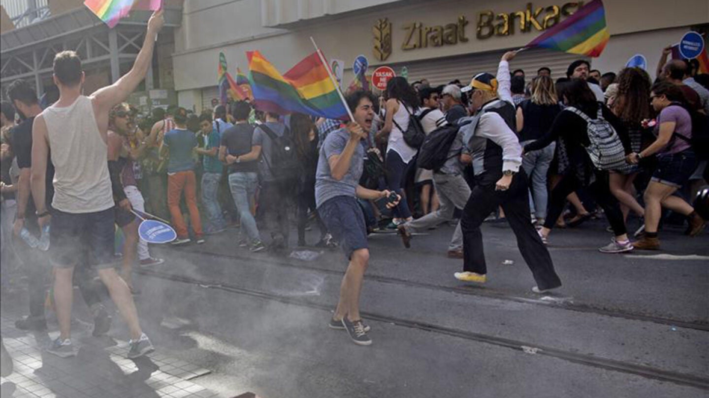 La Polic&iacute;a turca dispersa por la fuerza la marcha del orgullo gay de Estambul