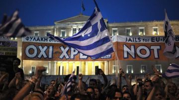 Manifestantes por el NO en la plaza Syntagma