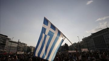 Varias personas se manifiestan en Atenas