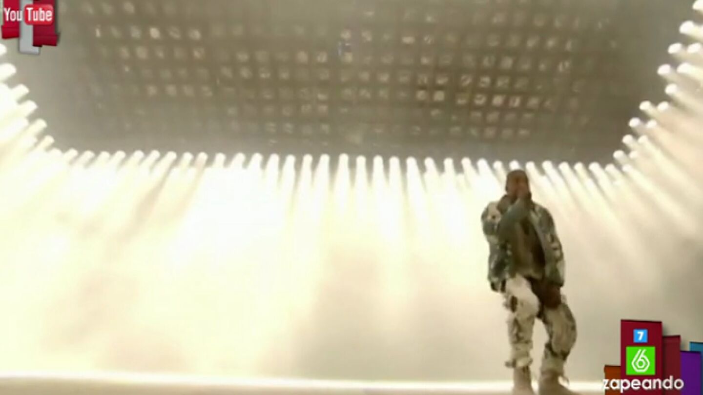 Kanye West haciendo un homenaje a Freddie Mercury 