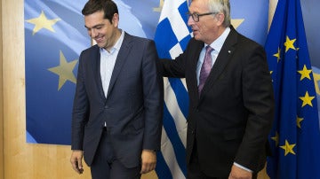Jean-Claude Juncker con el primer ministro griego Alexis Tsipras
