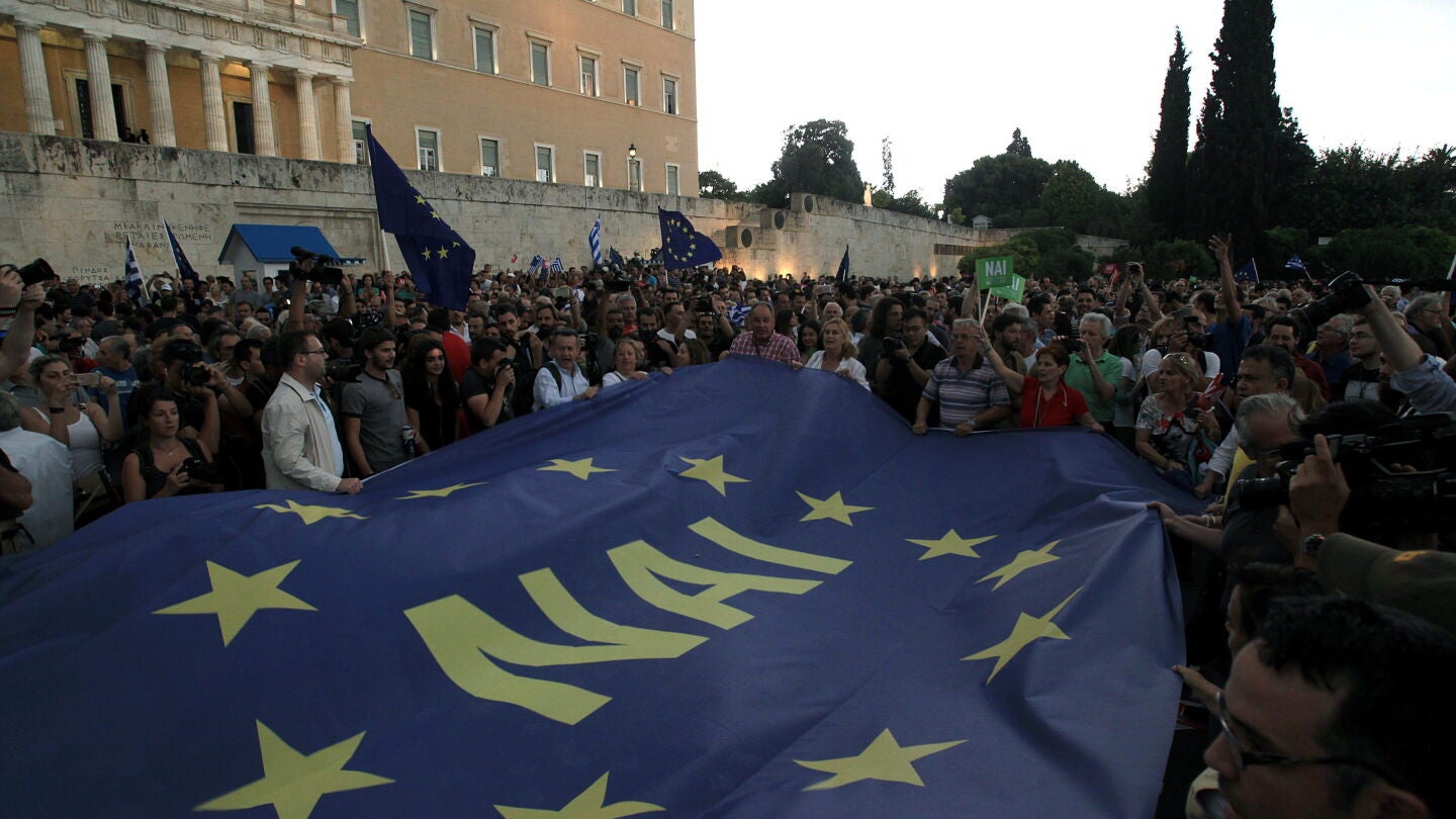 Manifestaci&oacute;n a favor del s&iacute; a Europa en la plaza Syntagma de Atenas