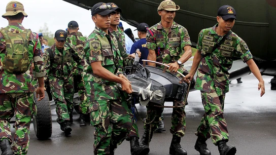 Marines indonesios se disponen a participar en labores de rescate Marines indonesios se disponen a participar en labores de rescate
