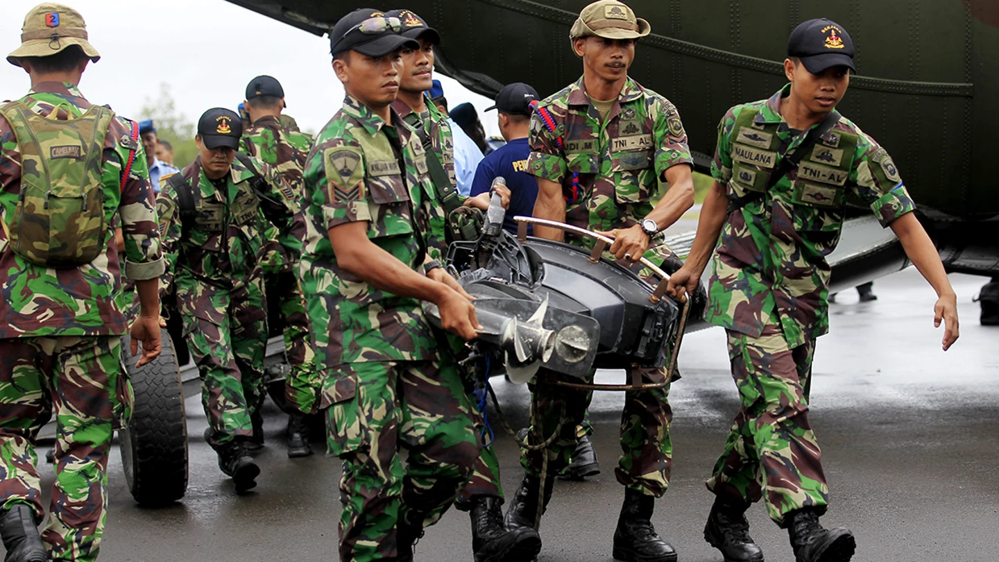 Marines indonesios se disponen a participar en labores de rescate Marines indonesios se disponen a participar en labores de rescate