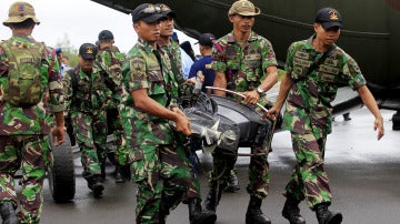 Marines indonesios se disponen a participar en labores de rescate