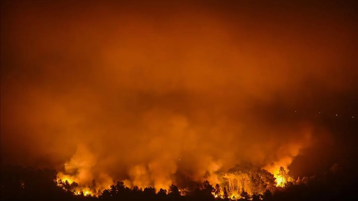 Un golpe de calor revive un foco del incendio declarado en Boborás, Ourense Un golpe de calor revive un foco del incendio declarado en Boborás, Ourense