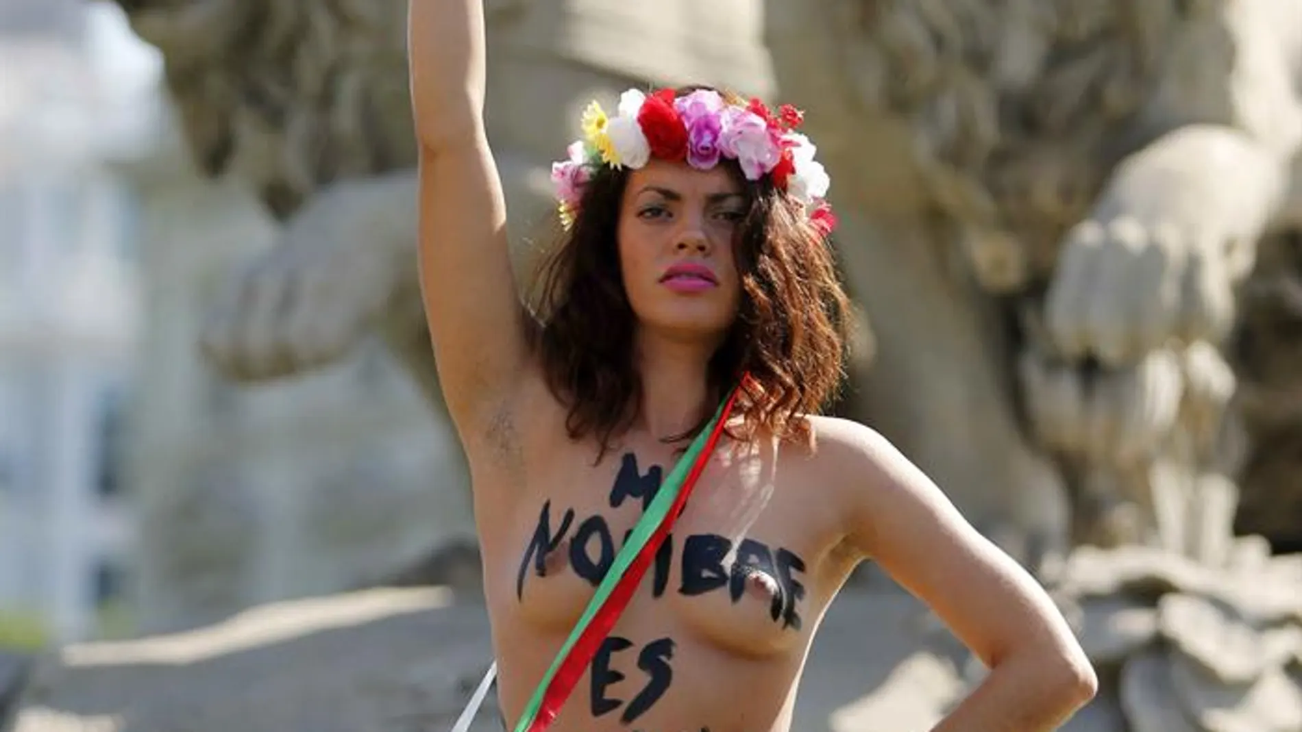  Activistas de Femen protestan desnudas en la Cibeles contra la 'Ley Mordaza'