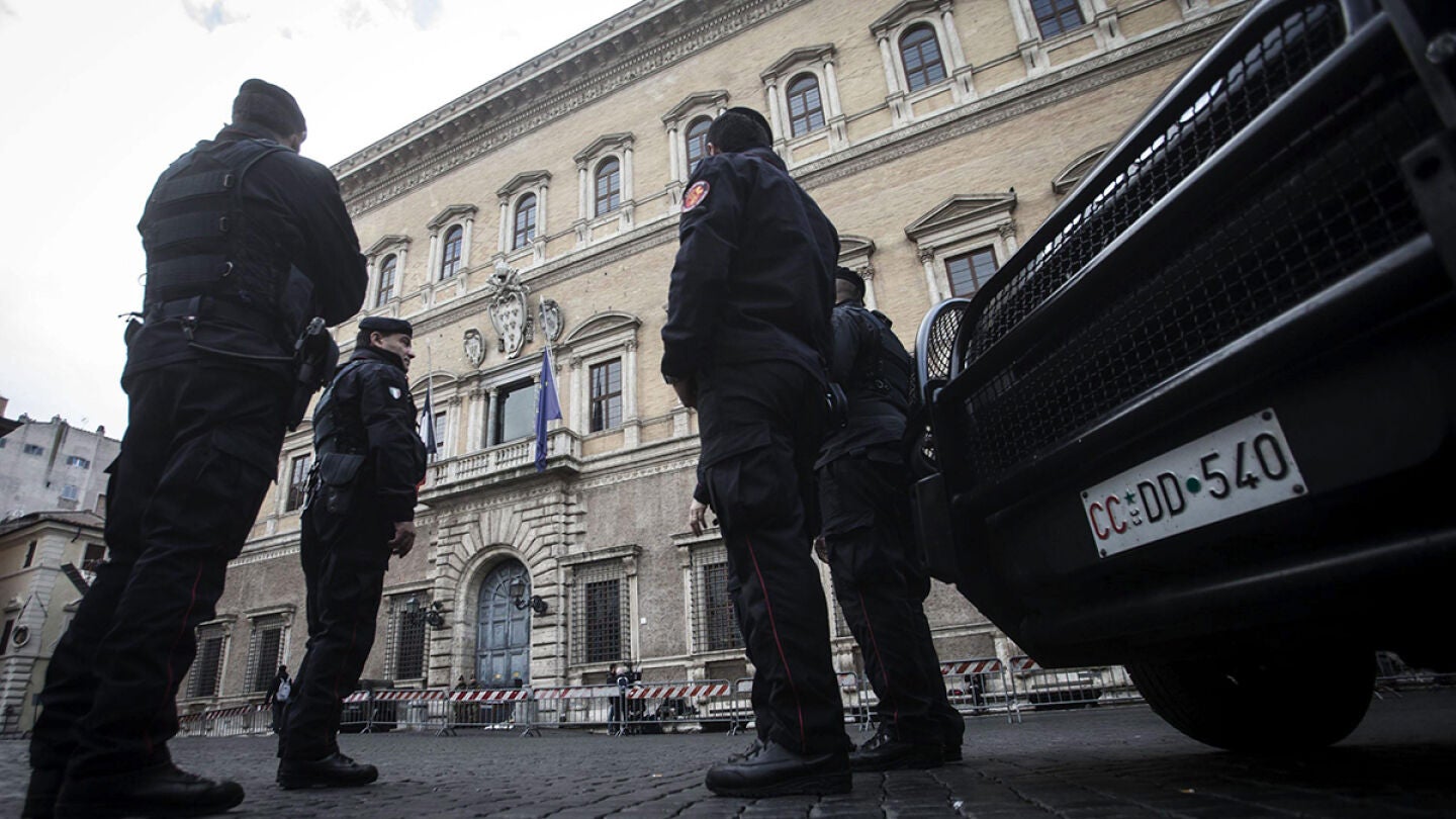 Varios polic&iacute;as italianos