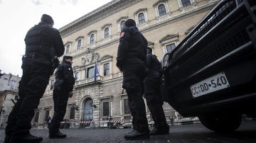 Varios policías italianos