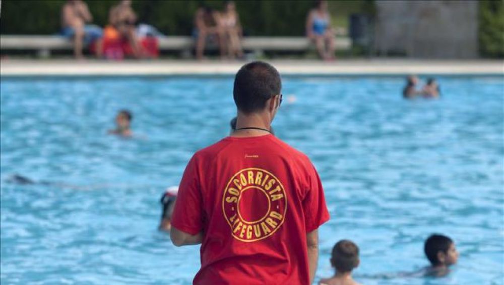 Socorrista vigilando una piscina