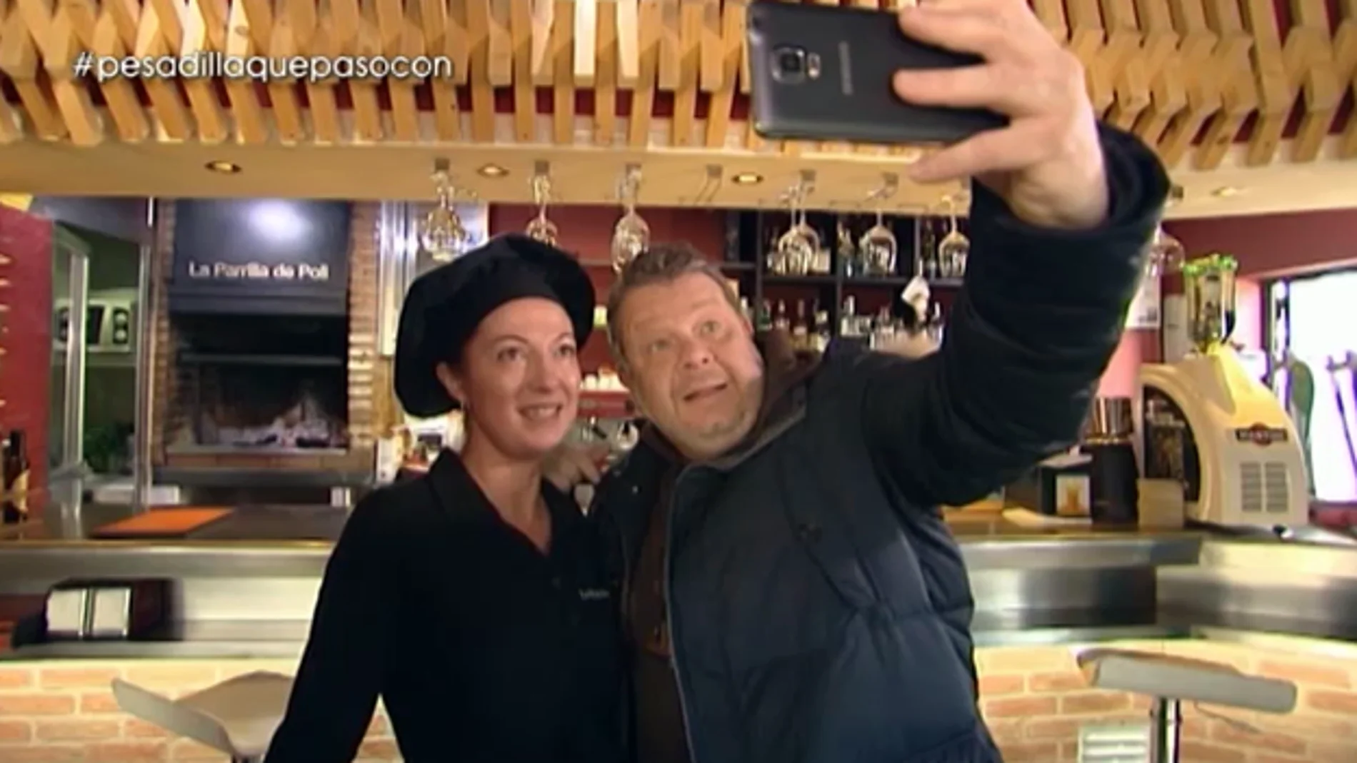 Alberto Chicote se hace un selfie con Poli