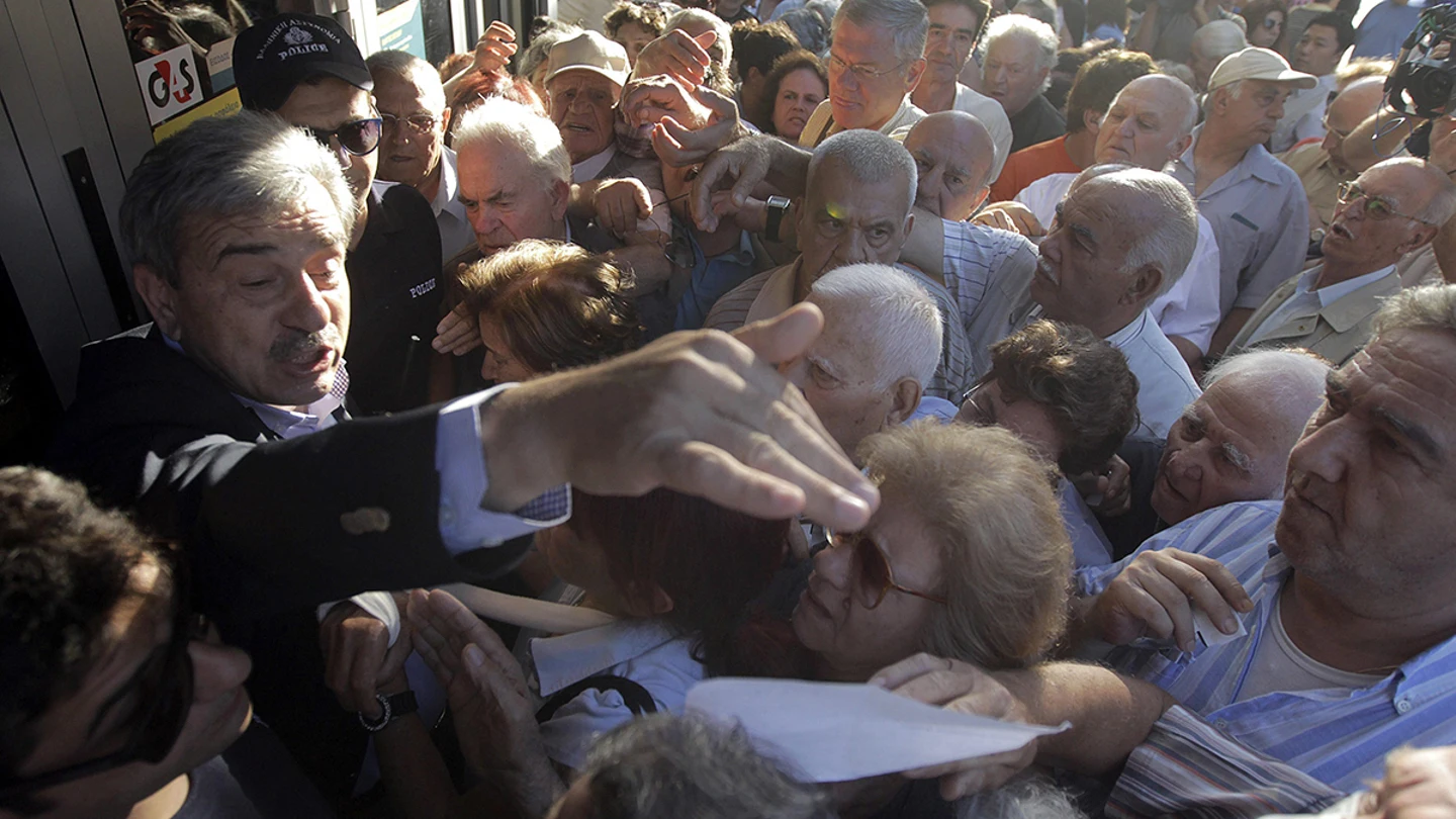 Cola de jubilados en los bancos para cobrar parte de sus pensiones Cola de jubilados en los bancos para cobrar parte de sus pensiones